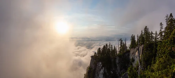 鮮やかな夏の夕日の間に雲に覆われたカナダの山の風景の美しいパノラマビュー サンマルコサミットの上に撮影 ウェストバンクーバー ブリティッシュコロンビア州 カナダ — ストック写真