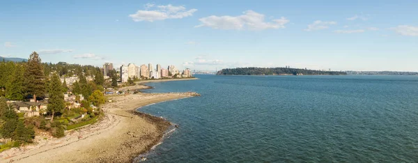 Vista Panorâmica Aérea Uma Praia Rochosa Cidade Moderna Durante Dia — Fotografia de Stock