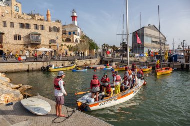 Tel Aviv, İsrail - 13 Nisan 2019: Güneşli bir günde Eski Yafa Limanı'nda yelkenli teknede genç gençler.
