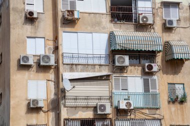 Tel Aviv, İsrail - 13 Nisan 2019: Şehirde Bir Apartmanın Dış Görünümü.