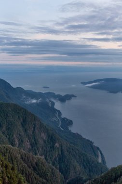 Kanada Dağ Manzarası güzel görünümü canlı bir yaz gün batımı sırasında bulutlarla kaplı. St Mark Zirvesi'nin zirvesinde yer aldı, Batı Vancouver, British Columbia, Kanada.