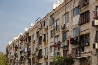 Tel Aviv, İsrail - 13 Nisan 2019: Şehirde Bir Apartmanın Dış Görünümü.