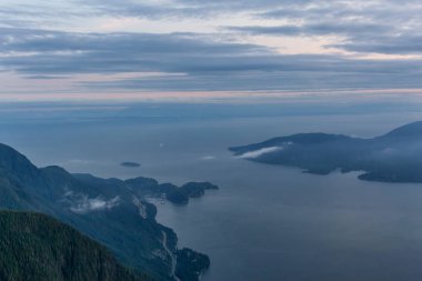 Kanada Dağ Manzarası güzel görünümü canlı bir yaz gün batımı sırasında bulutlarla kaplı. St Mark Zirvesi'nin zirvesinde yer aldı, Batı Vancouver, British Columbia, Kanada.