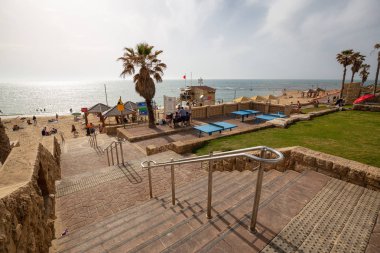 Tel Aviv, İsrail - 13 Nisan 2019: Güneşli bir günde Alia Plajı'nın güzel manzarası.