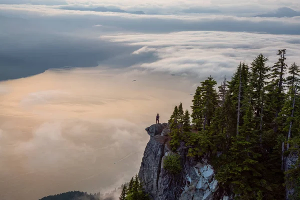 Samice Hiker Vrcholku Hory Pokryté Mraky Během Pulzující Letní Slunce — Stock fotografie