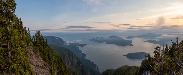 Чудовий Панорамний Вид Канадський Гірський Ландшафт Покритий Хмарами Під Час — стокове фото