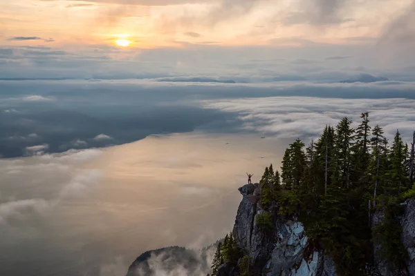 Hiker Tetején Egy Hegy Borított Felhők Alatt Élénk Nyári Naplemente — Stock Fotó