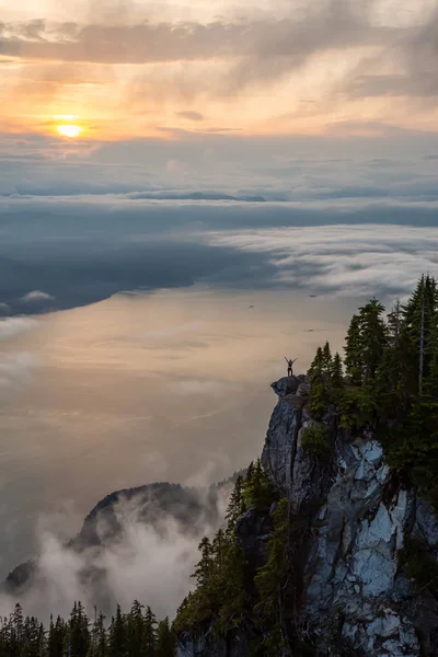 鮮やかな夏の夕日の間に雲に覆われた山の上の女性ハイカー サンマルコサミットの上に撮影 ウェストバンクーバー ブリティッシュコロンビア州 カナダ — ストック写真