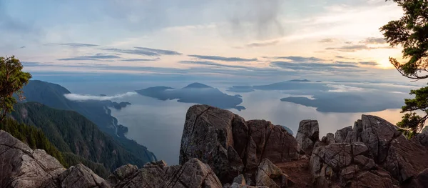 Belle Vue Panoramique Sur Paysage Montagneux Canadien Couvert Nuages Pendant — Photo