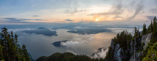 Vista Panorámica Del Excursionista Femenino Cima Una Montaña Cubierta Nubes —  Fotos de Stock