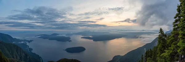 Prachtig Panoramisch Uitzicht Het Canadese Berglandschap Bedekt Met Wolken Tijdens — Stockfoto