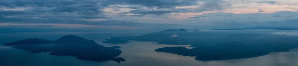Wunderschöner Panoramablick Auf Die Kanadische Berglandschaft Die Während Eines Pulsierenden — Stockfoto
