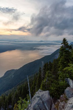 Kanada Dağ Manzarası güzel görünümü canlı bir yaz gün batımı sırasında bulutlarla kaplı. St Mark Zirvesi'nin zirvesinde yer aldı, Batı Vancouver, British Columbia, Kanada.