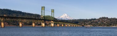 Arka planda Mt Hood ile Columbia Nehri üzerinden gidiyor Hood Nehri Köprüsü Güzel Panoramik Görünümü. Taken in White Salmon, Washington, Abd.