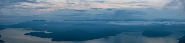 Canlı Bir Yaz Gün Batımı Sırasında Bulutlarla Kaplı Kanada Dağ — Stok fotoğraf