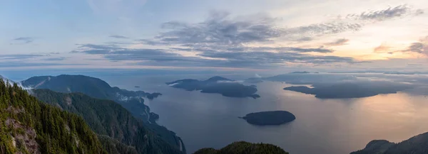 美丽的加拿大山景全景覆盖在充满活力的夏季日落的云彩 位于加拿大不列颠哥伦比亚省西温哥华的圣马可峰会上 — 图库照片