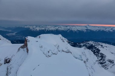Karanlık ve bulutlu bir akşam boyunca Kanada Dağları Manzara Güzel Hava Görünümü. Squamish yakınlarında çekilmiş, Vancouver'ın kuzeyi, British Columbia, Kanada.