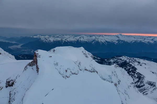 Bella Vista Aerea Delle Montagne Canadesi Paesaggio Durante Una Serata — Foto Stock