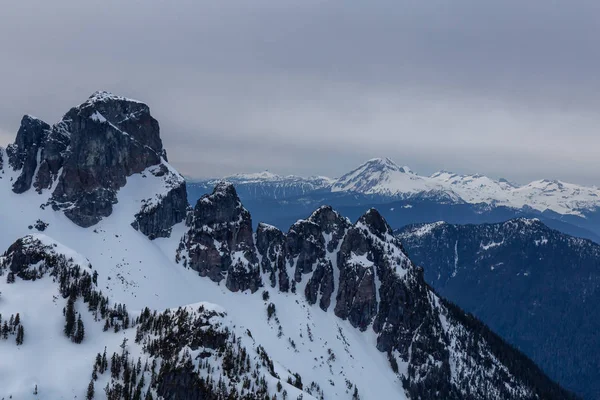 Bella Vista Aerea Delle Montagne Canadesi Paesaggio Durante Una Serata — Foto Stock