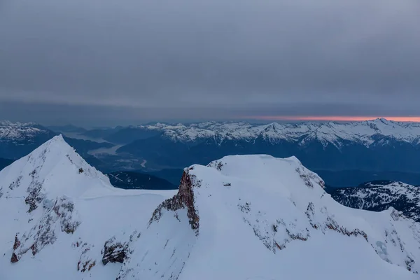 Bella Vista Aerea Delle Montagne Canadesi Paesaggio Durante Una Serata — Foto Stock