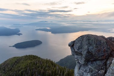 Kanada Dağ Manzarası güzel görünümü canlı bir yaz gün batımı sırasında bulutlarla kaplı. St Mark Zirvesi'nin zirvesinde yer aldı, Batı Vancouver, British Columbia, Kanada.