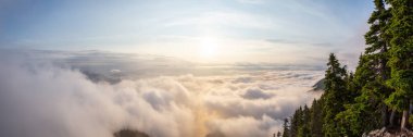 Canlı bir yaz gün batımı sırasında bulutlarla kaplı Kanada Dağ Manzara Güzel Panoramik Görünümü. St Mark Zirvesi'nin zirvesinde yer aldı, Batı Vancouver, British Columbia, Kanada.
