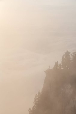 Canlı bir yaz gün batımı sırasında bulutlarla kaplı bir dağın tepesinde Kadın Hiker. St Mark Zirvesi'nin zirvesinde yer aldı, Batı Vancouver, British Columbia, Kanada.