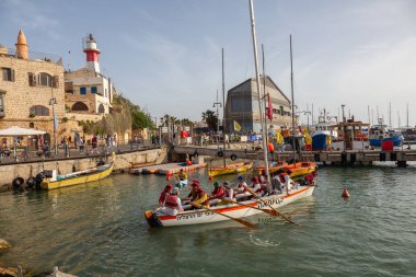 Tel Aviv, İsrail - 13 Nisan 2019: Güneşli bir günde Eski Yafa Limanı'nda yelkenli teknede genç gençler.