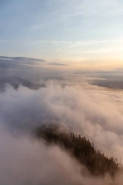 Bela Vista Paisagem Montanhosa Canadense Coberta Nuvens Durante Vibrante Pôr — Fotografia de Stock