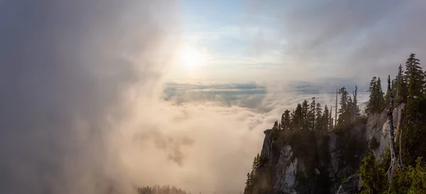 Bela Vista Panorâmica Paisagem Montanhosa Canadense Coberta Nuvens Durante Vibrante — Fotografia de Stock