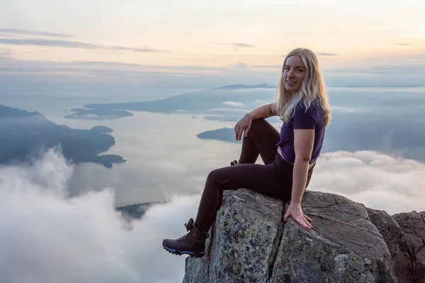 Caminante Femenina Aventurera Cima Una Montaña Cubierta Nubes Durante Una —  Fotos de Stock