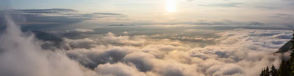 Beautiful Panoramic View Canadian Mountain Landscape Covered Clouds Vibrant Summer — Stock Photo, Image