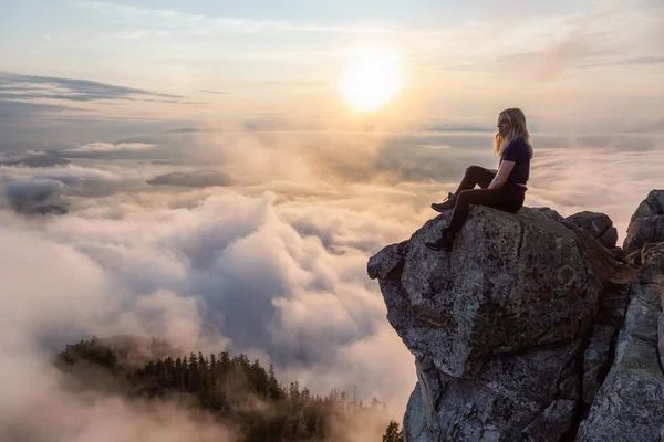 Dobrodružná Samice Hiker Vrcholku Hory Pokryté Mraky Během Pulzující Letní — Stock fotografie