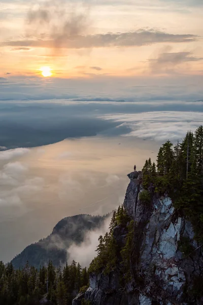 Senderista Femenina Cima Una Montaña Cubierta Nubes Durante Una Vibrante — Foto de Stock