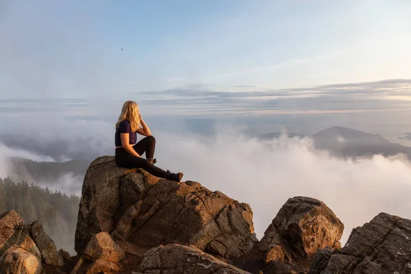 Dobrodružná Samice Hiker Vrcholku Hory Pokryté Mraky Během Pulzující Letní — Stock fotografie