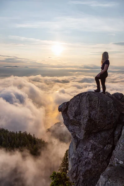 Caminhante Feminina Aventurosa Topo Uma Montanha Coberta Nuvens Durante Pôr — Fotografia de Stock