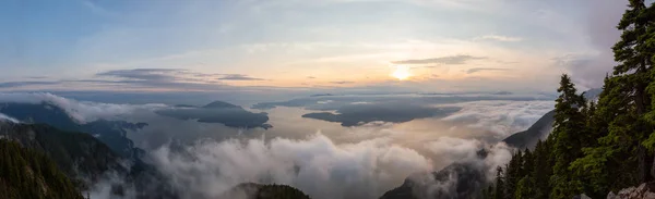 美丽的加拿大山景全景覆盖在充满活力的夏季日落的云彩 位于加拿大不列颠哥伦比亚省西温哥华的圣马可峰会上 — 图库照片