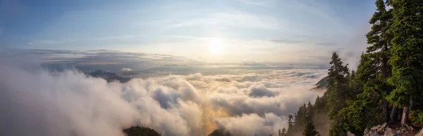 Beautiful Panoramic View Canadian Mountain Landscape Covered Clouds Vibrant Summer — Stock Photo, Image