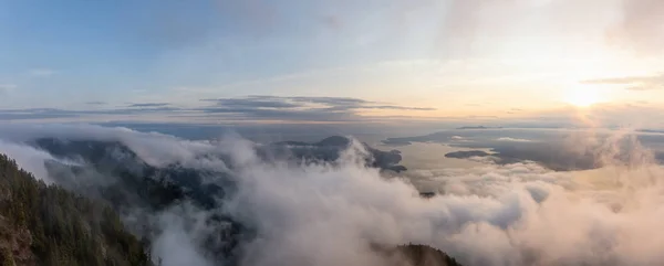 美丽的加拿大山景全景覆盖在充满活力的夏季日落的云彩 位于加拿大不列颠哥伦比亚省西温哥华的圣马可峰会上 — 图库照片