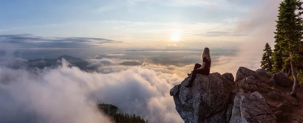 冒险的女徒步旅行者在山顶上覆盖着云 在充满活力的夏日日落 位于加拿大不列颠哥伦比亚省西温哥华的圣马可峰会上 — 图库照片