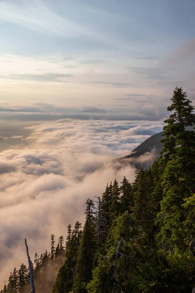 鮮やかな夏の夕日の間に雲に覆われたカナダの山の風景の美しい景色 サンマルコサミットの上に撮影 ウェストバンクーバー ブリティッシュコロンビア州 カナダ — ストック写真