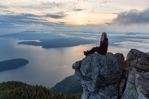 Caminante Femenina Aventurera Cima Una Montaña Cubierta Nubes Durante Una —  Fotos de Stock