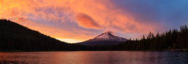 Dramatik bir bulutlu gün batımı sırasında Mt Hood Güzel Panoramik Manzara Görünümü. Trillium Gölü, Hood Ulusal Ormanı Mt..