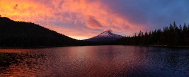 Dramatik bir bulutlu gün batımı sırasında Mt Hood Güzel Panoramik Manzara Görünümü. Trillium Gölü, Hood Ulusal Ormanı Mt..