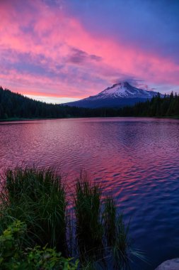 Dramatik bir bulutlu gün batımı sırasında Mt Hood Güzel Manzara Görünümü. Trillium Gölü, Hood Ulusal Ormanı Mt..