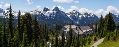 Güneşli bir yaz günü boyunca chalet ile güzel Panoramik Amerikan Dağ Manzara görünümü. Taken in Paradise, Mt Rainier National Park, Washington, Amerika Birleşik Devletleri.