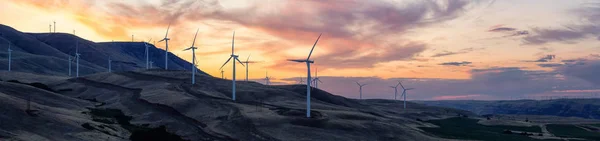 Hermosa Vista Panorámica Del Paisaje Las Turbinas Viento Una Colina — Foto de Stock