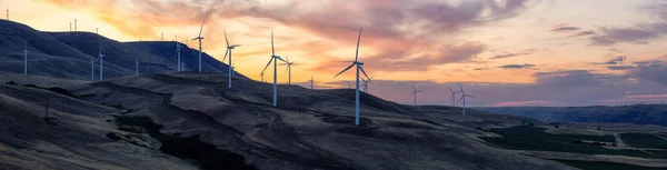 Schöne Panoramalandschaft Blick Auf Windkraftanlagen Auf Einem Windigen Hügel Während — Stockfoto