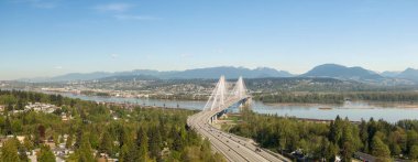 Güneşli bir sabah boyunca Port Mann Köprüsü yakınlarındaki Trans Canada Otoyolu'nun panoramik manzarası. Alınan Surrey, Vancouver, Bc, Kanada.