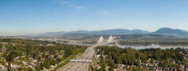 Güneşli bir sabah boyunca Port Mann Köprüsü yakınlarındaki Trans Canada Otoyolu'nun panoramik manzarası. Alınan Surrey, Vancouver, Bc, Kanada.
